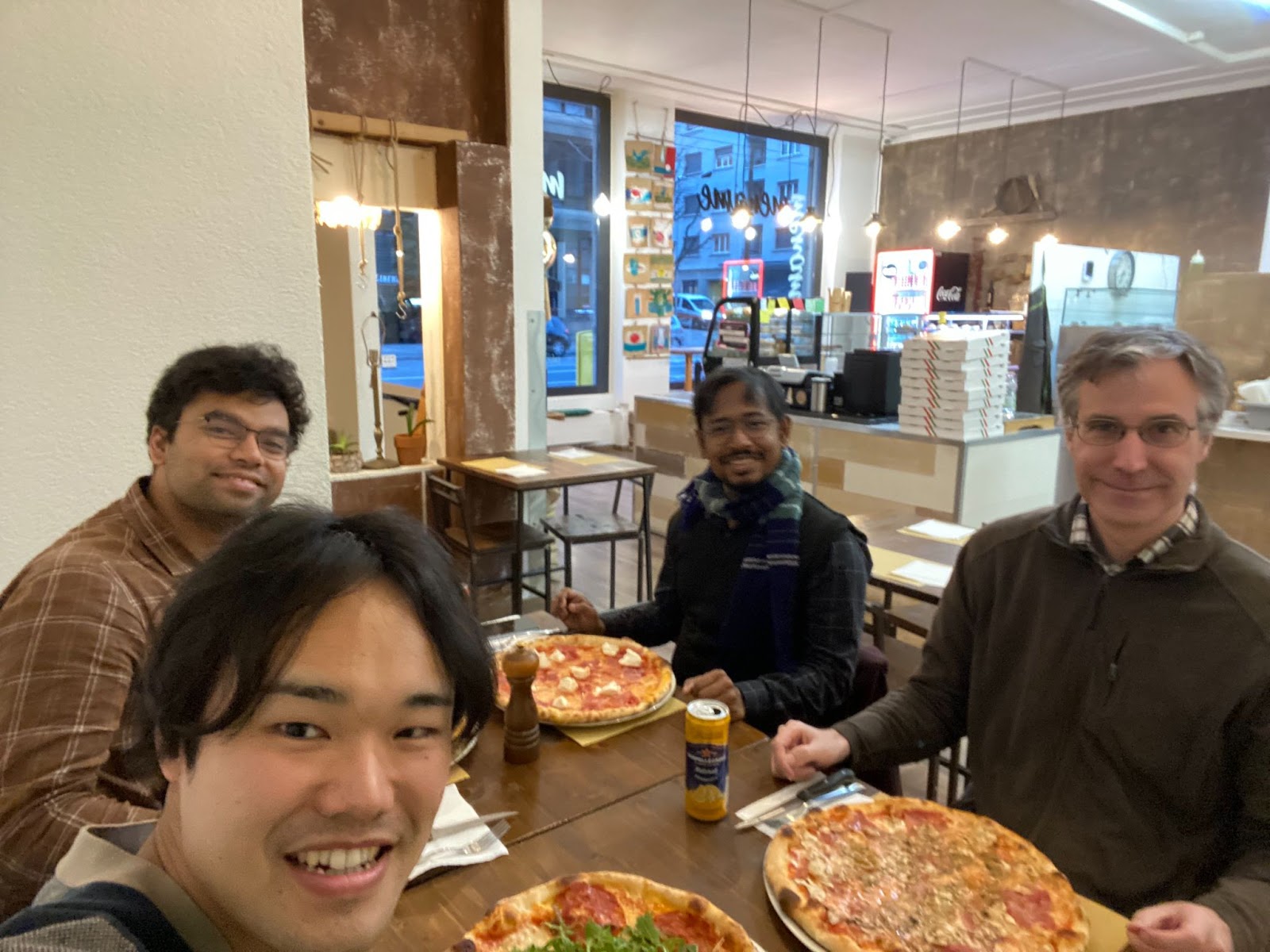 Prof. Werner, Mithilesh, Dr. Nayak, Dr. Rayとのpizzeriaでの夕食